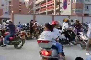 Video đưa con đi khai giảng, hai mẹ “choảng” nhau trước trường học