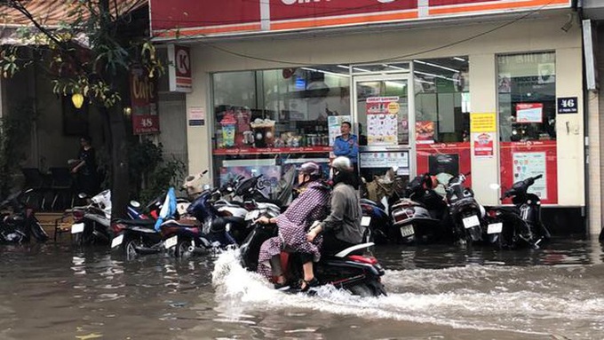 Phố Hà Nội thành sông sau mưa, Lai Châu mưa đá do ảnh hưởng của hội tụ gió lên đến 5.000m - Ảnh 1.