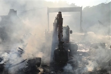 Nhiều cảnh sát bị ngộ độc sau khi dập đám cháy nhà kho rộng 1.000m2