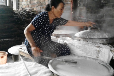 Làng bánh tráng hối hả chạy đua với Tết