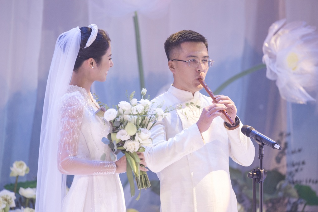Chú rể Phú Đạt thổi sáo tặng Ngọc Hân trong ngày cưới - 1 Chú rể Phú Đạt thổi sáo tặng Ngọc Hân trong ngày cưới - 1