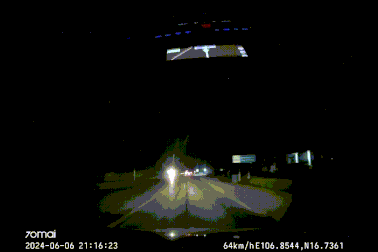 Thót tim cảnh cháu bé chạy giữa quốc lộ trong đêm tối