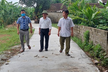 Khi nông dân nghèo bán bò, góp tiền làm đường nông thôn mới