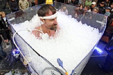 Bán khoả thân tắm đá 