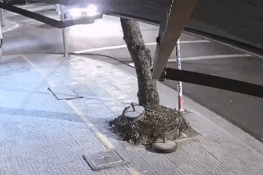 Phóng nhanh vào ngã tư, xe phân khối lớn đâm lật ô tô tải