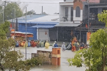 Huế lũ dâng mênh mông, dân lội nước lụt đưa tang người quá cố