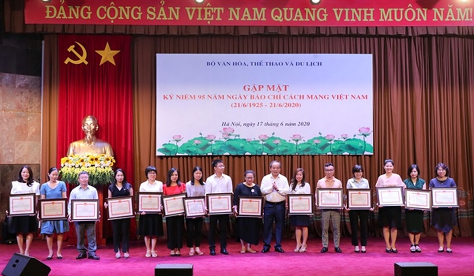 Bộ trưởng Bộ Văn hoá tặng Bằng khen cho phóng viên báo Dân trí - 2 Bộ trưởng Bộ Văn hoá tặng Bằng khen cho phóng viên báo Dân trí - 2