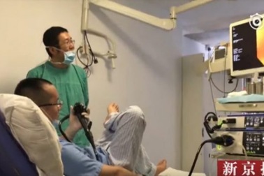 Bác sĩ tự nội soi đại tràng chính mình để hiểu nỗi đau của bệnh nhân