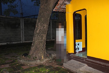 Kinh hoàng phát hiện người đàn ông treo cổ trong miếu