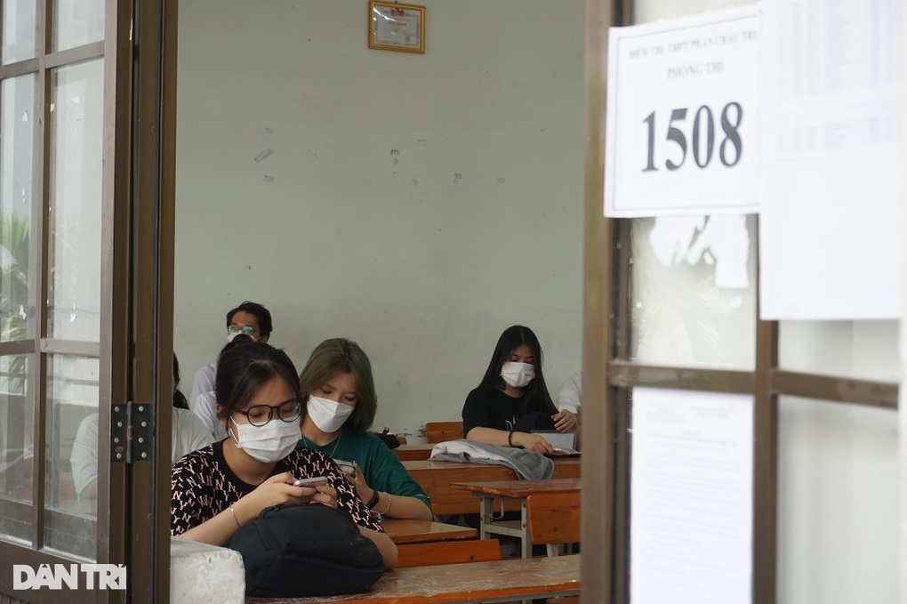 Đà Nẵng thông tin vụ thí sinh chụp đề thi môn Toán gửi lên mạng nhờ giải hộ - 1 Đà Nẵng thông tin vụ thí sinh chụp đề thi môn Toán gửi lên mạng nhờ giải hộ - 1