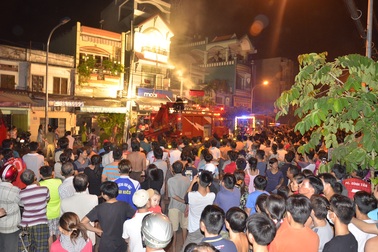 Cả phố hỗn loạn vì cửa hàng điện thoại bốc cháy