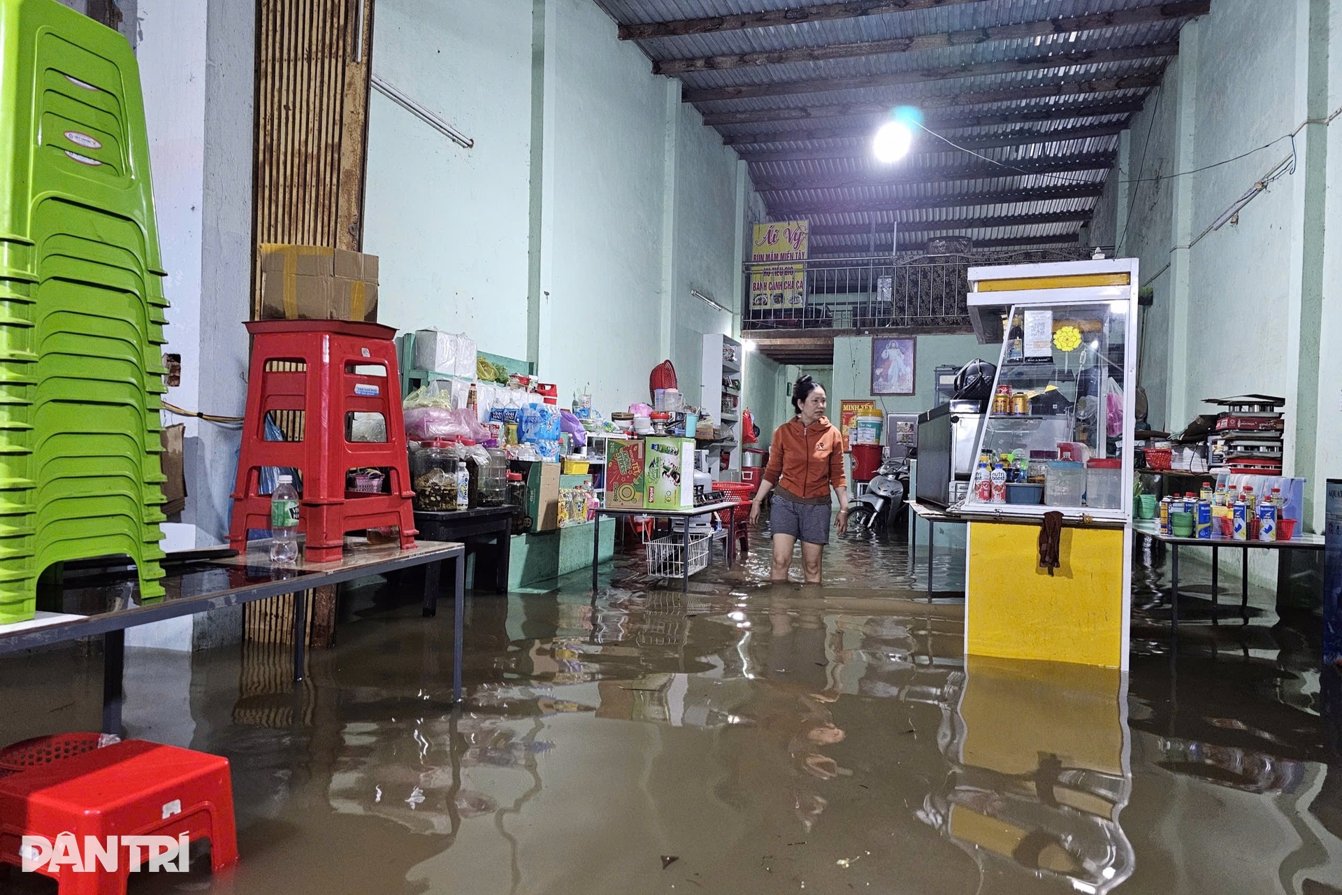 Rốn lũ Hàm Thắng ngập sâu, quốc lộ 1 tê liệt dù trời không mưa - 13 Rốn lũ Hàm Thắng ngập sâu, quốc lộ 1 tê liệt dù trời không mưa - 13