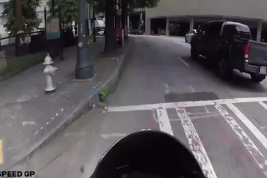 Một tình huống gây tranh cãi sau va chạm giữa xe ô tô và phân khối lớn