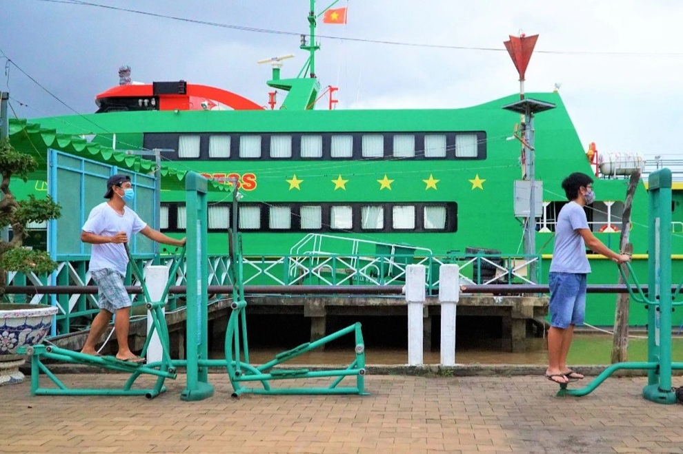 Ngày đầu nới lỏng giãn cách người dân Cần Thơ hồ hởi đi hớt tóc, mua sắm - 4