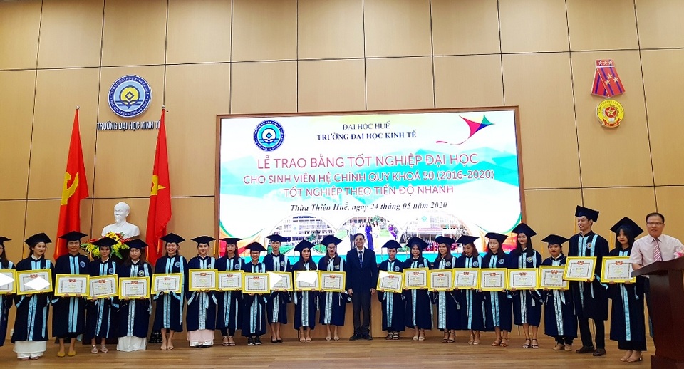 Huế: Những SV đầu tiên nhận bằng tốt nghiệp sớm theo cách học tiến độ nhanh - 3