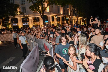 Fan quây kín khách sạn sang trọng được cho là nơi Blackpink lưu trú