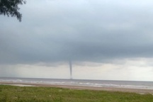 Hai "vòi rồng" xuất hiện trên biển Thanh Hóa