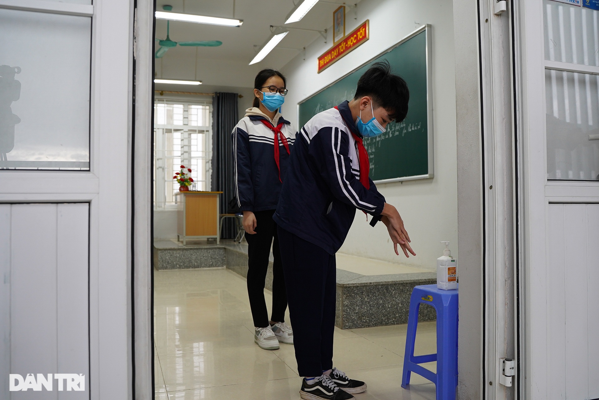 Học sinh lớp 9 của 17 huyện, thị xã ở Hà Nội đồng loạt trở lại trường học - 7 Học sinh lớp 9 của 17 huyện, thị xã ở Hà Nội đồng loạt trở lại trường học - 7