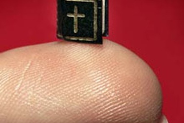 Quyển sách có kích thước bằng hạt ngô!