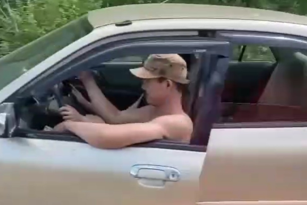 Hai vợ chồng ngồi chung ghế lái, mở cửa, lao xe trên đường - 3