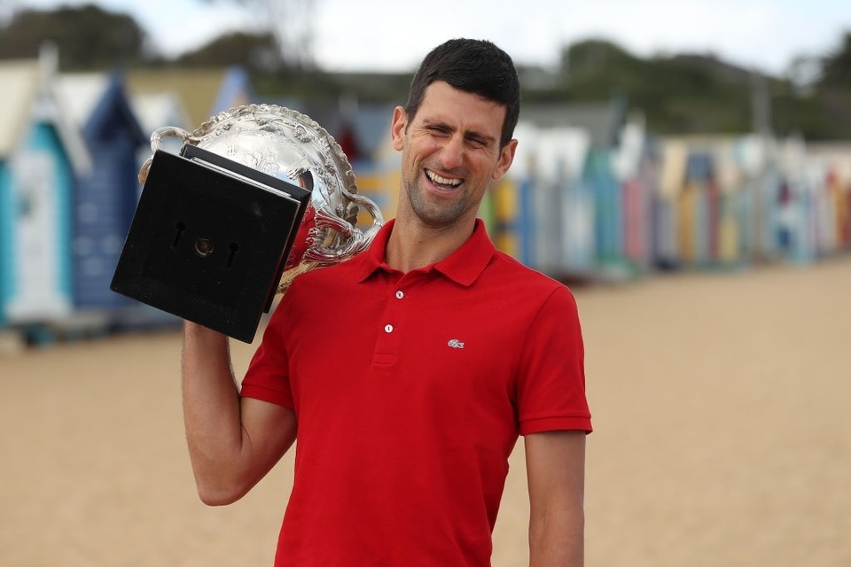 Djokovic khoe cúp Norman Brookes trên bãi biển Melbourne - 7 Djokovic khoe cúp Norman Brookes trên bãi biển Melbourne - 7