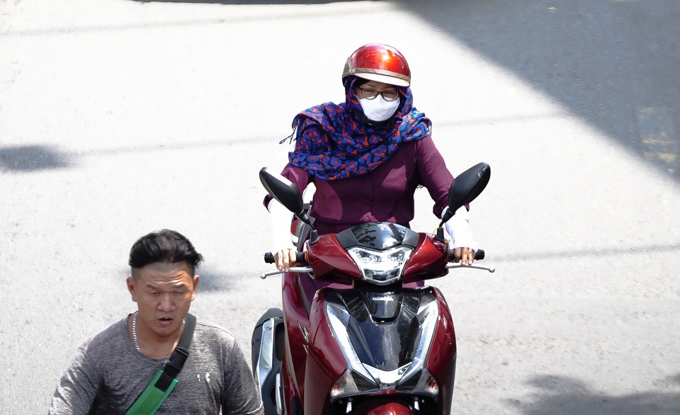 Người Sài Gòn quay quắt với thời tiết oi bức, độ ẩm cao - 8 Người Sài Gòn quay quắt với thời tiết oi bức, độ ẩm cao - 8