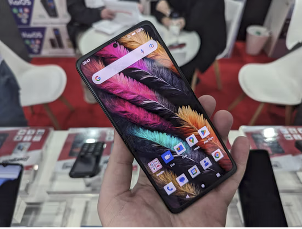 Energizer Ultimate U660S là một trong những smartphone màn hình gập có giá rẻ nhất thị trường hiện nay (Ảnh: Android Police). Energizer Ultimate U660S là một trong những smartphone màn hình gập có giá rẻ nhất thị trường hiện nay (Ảnh: Android Police).