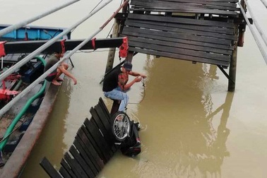 Sập cầu ở Nha Trang, 3 người cùng xe máy rơi xuống sông