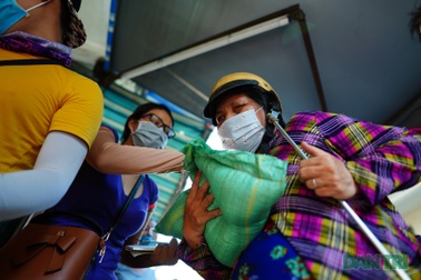 Người làm du lịch chung tay giúp người bán vé số