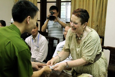 Đột nhập nhà người nước ngoài trộm tài sản