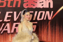 Hoàng Yến Chibi khoe ngực gợi cảm, đọ dáng cùng dàn sao châu Á