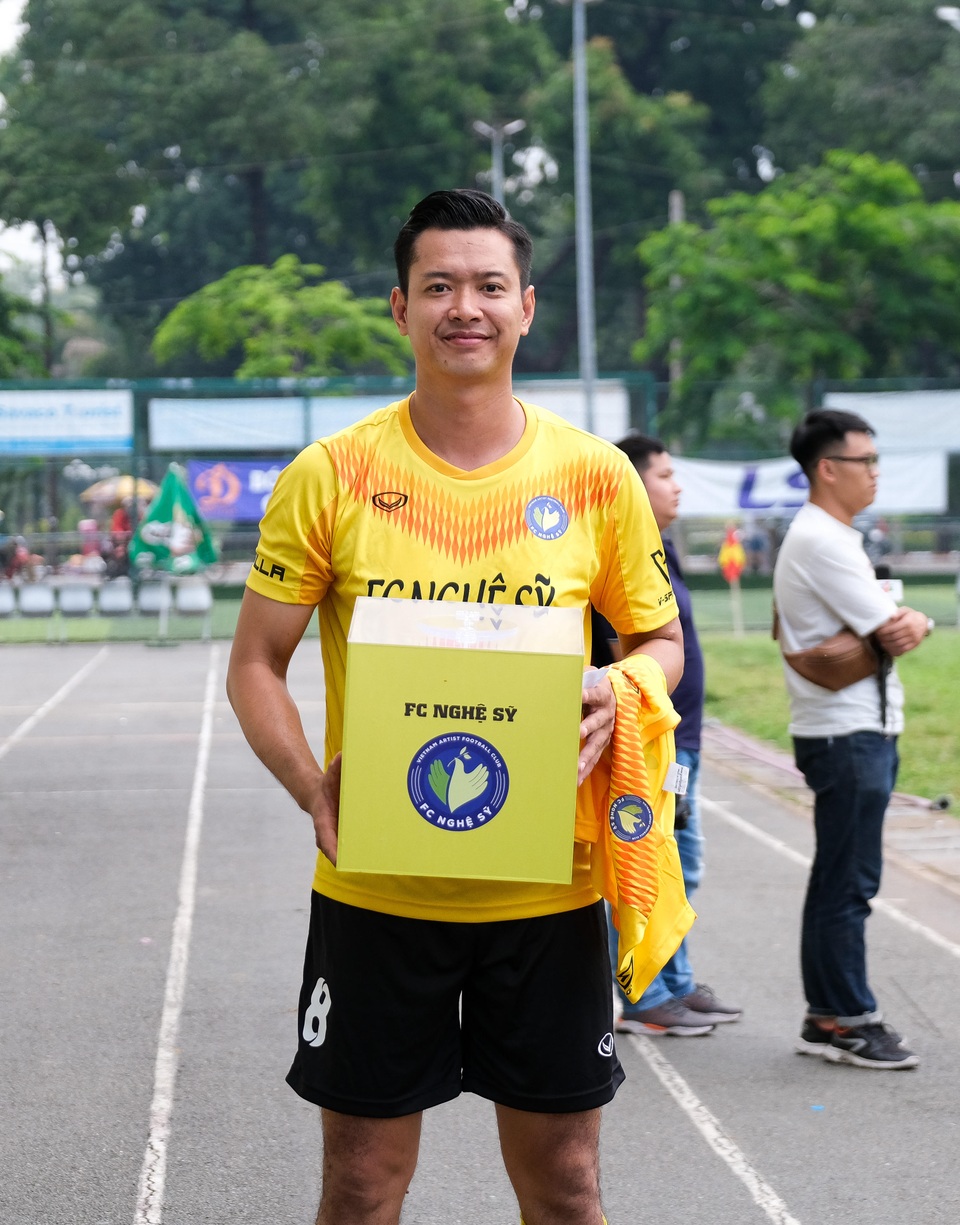 Trương Ngọc Ánh đi cổ vũ Hồ Đức Vĩnh đá bóng - 5 Trương Ngọc Ánh đi cổ vũ Hồ Đức Vĩnh đá bóng - 5