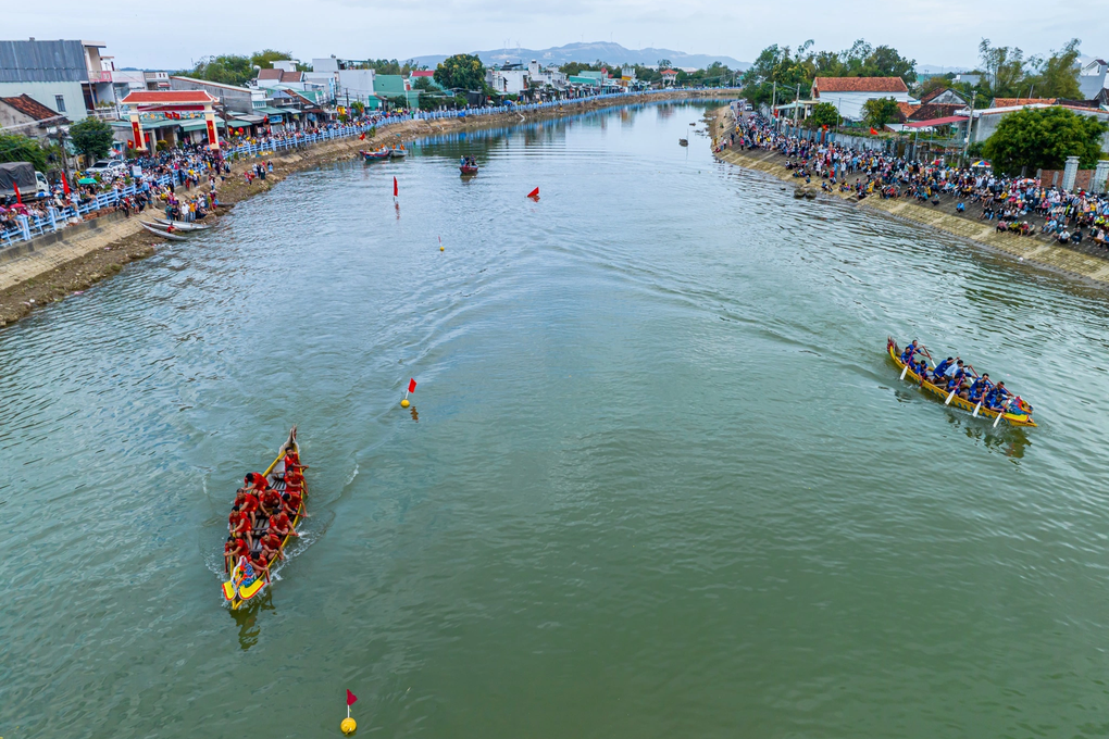 Hàng ngàn người dân reo hò cổ vũ hội đua thuyền trên sông Gò Bồi Bình Định - 1 Hàng ngàn người dân reo hò cổ vũ hội đua thuyền trên sông Gò Bồi Bình Định - 1