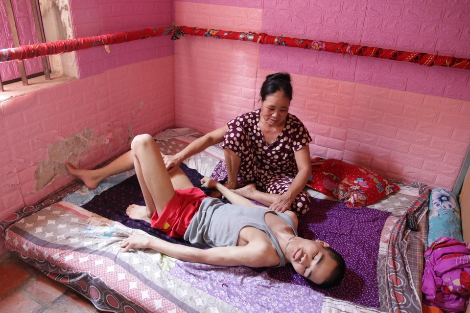 Thương cảnh người phụ nữ khốn khổ một mình vật vã nuôi con bệnh tật - 3 Thương cảnh người phụ nữ khốn khổ một mình vật vã nuôi con bệnh tật - 3