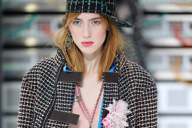 Đằng sau sự nghiệp của người mẫu chuyển giới nổi tiếng hàng đầu thế giới hiện nay