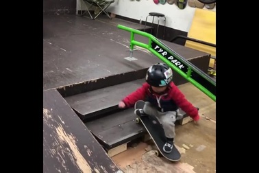 Cậu bé 3 tuổi với kỹ năng chơi ván trượt đáng khâm phục