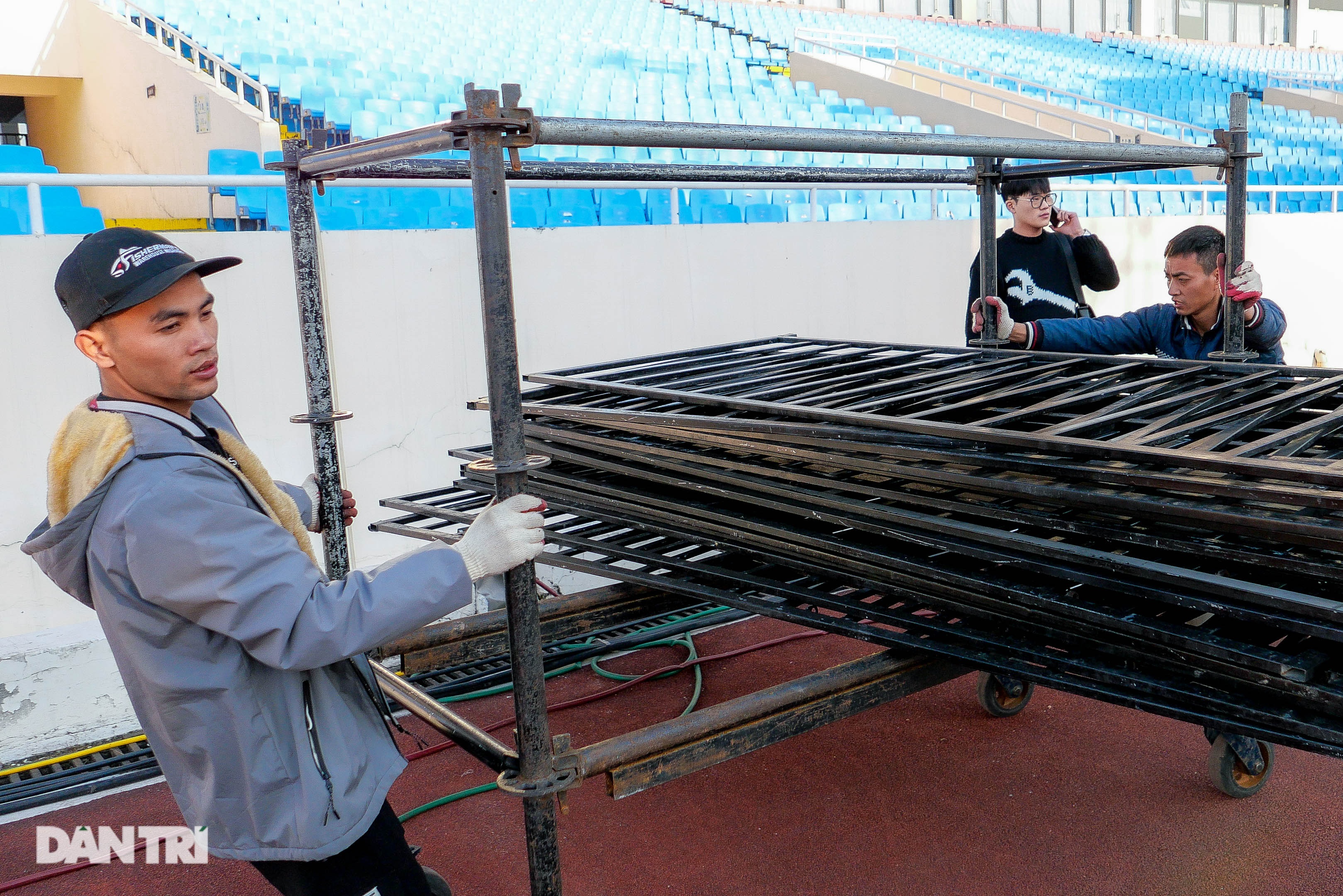 កម្មវិធី K-pop ត្រូវបានលុបចោល៖ កម្មករបានរុះរើប្រព័ន្ធសំឡេង និងភ្លើងយ៉ាងលឿន - ៤ Hủy show K-pop: Công nhân vội tháo dỡ hệ thống âm thanh, ánh sáng - 4