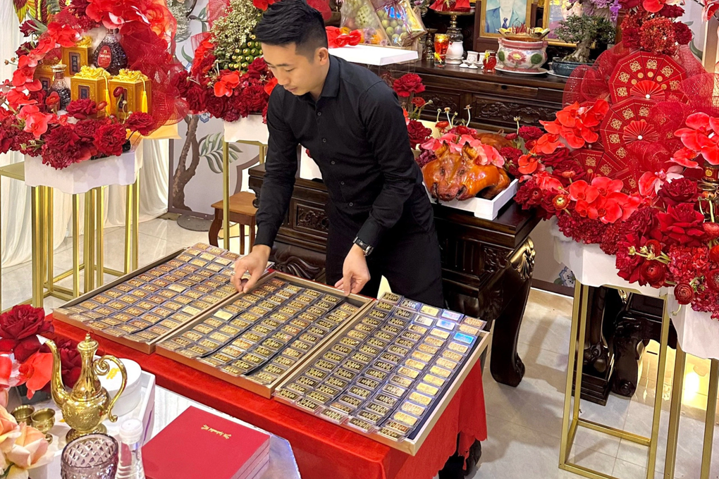 Đám cưới xuất hiện nhiều vàng và sổ đỏ gây xôn xao mạng xã hội - 2 Đám cưới xuất hiện nhiều vàng và sổ đỏ gây xôn xao mạng xã hội - 2