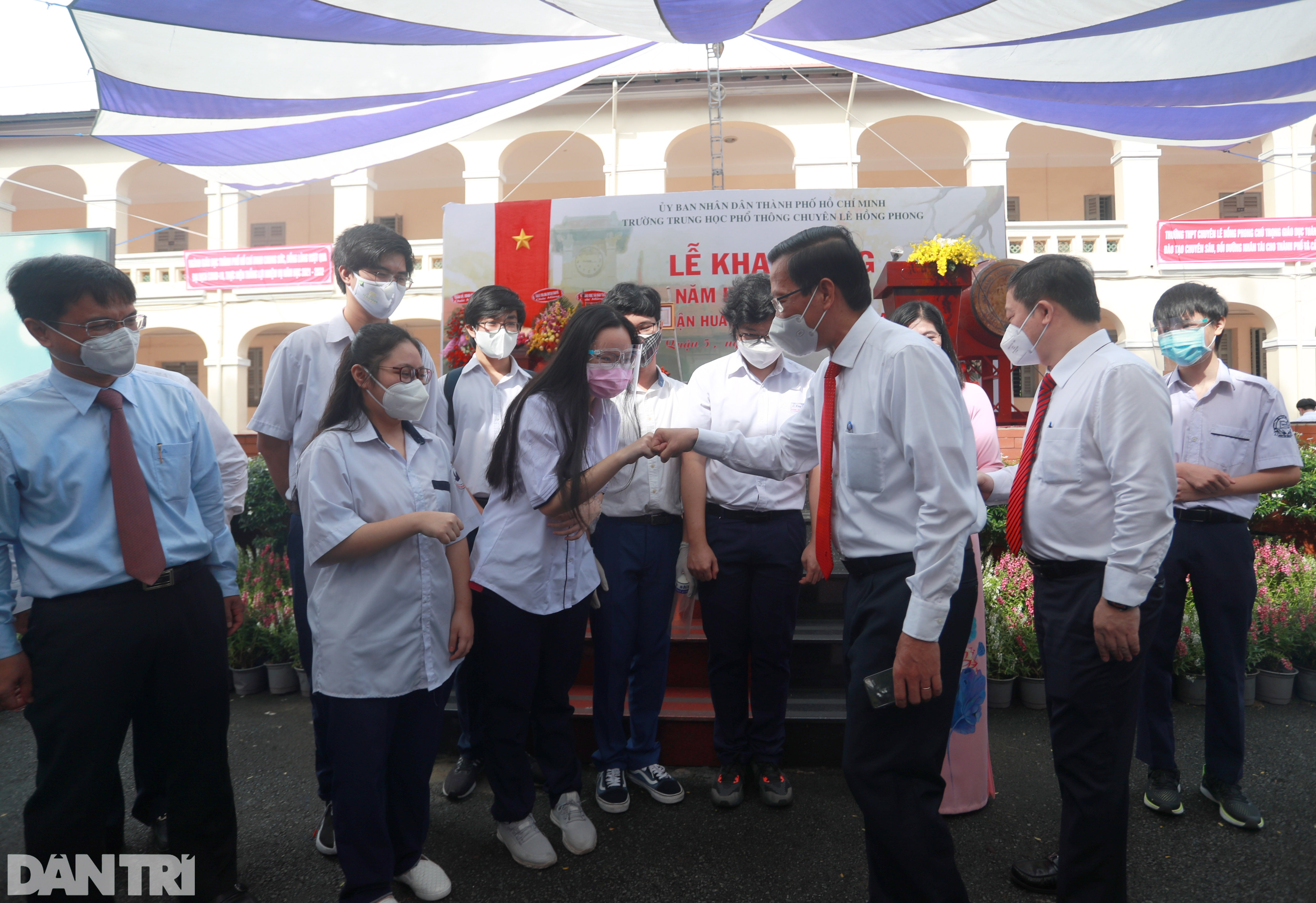 Lãnh đạo, thầy trò ở TPHCM mặc niệm nạn nhân Covid-19 tại Lễ khai giảng - 11 Lãnh đạo, thầy trò ở TPHCM mặc niệm nạn nhân Covid-19 tại Lễ khai giảng - 11