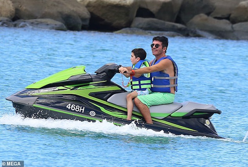 Bạn gái ông bầu siêu giàu Simon Cowell diện áo tắm gợi cảm - 9 Bạn gái ông bầu siêu giàu Simon Cowell diện áo tắm gợi cảm - 9