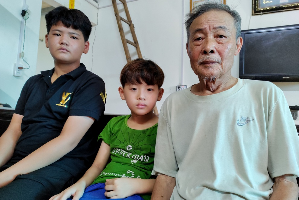 Thương cảnh cha già bất lực cầu xin sự sống cho con trai - 2 Thương cảnh cha già bất lực cầu xin sự sống cho con trai - 2