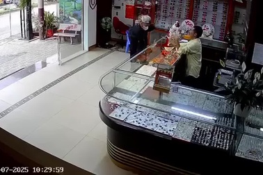 Chủ tiệm vàng trèo qua bàn kính, truy đuổi tên cướp ở Thái Nguyên