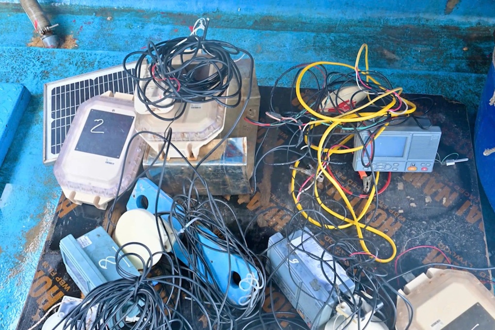 Khởi tố vụ án 13 tàu cá tháo thiết bị giám sát để khai thác trong vùng cấm - 1 Khởi tố vụ án 13 tàu cá tháo thiết bị giám sát để khai thác trong vùng cấm - 1