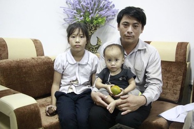 Cô bé H’mông phải nghỉ học chăm mẹ được bạn đọc giúp đỡ tiếp tục đến trường