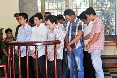 Xét xử nhóm cán bộ ngân hàng thụt két hàng chục tỉ để cá độ bóng đá