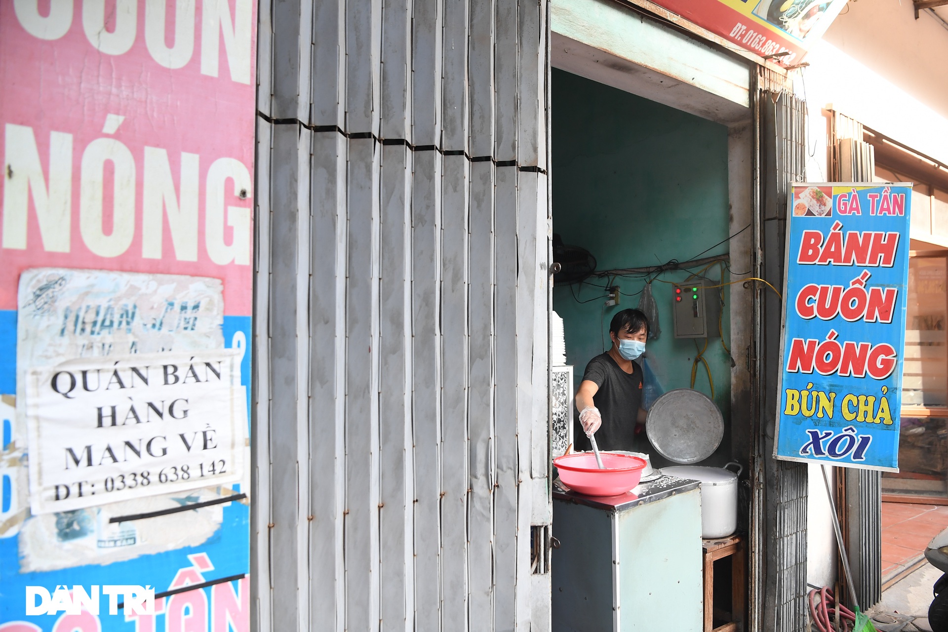 Hà Nội: Ùn tắc phương tiện ở chốt vùng đỏ, mở lại hàng quán tại vùng xanh - 1 Hà Nội: Ùn tắc phương tiện ở chốt vùng đỏ, mở lại hàng quán tại vùng xanh - 1