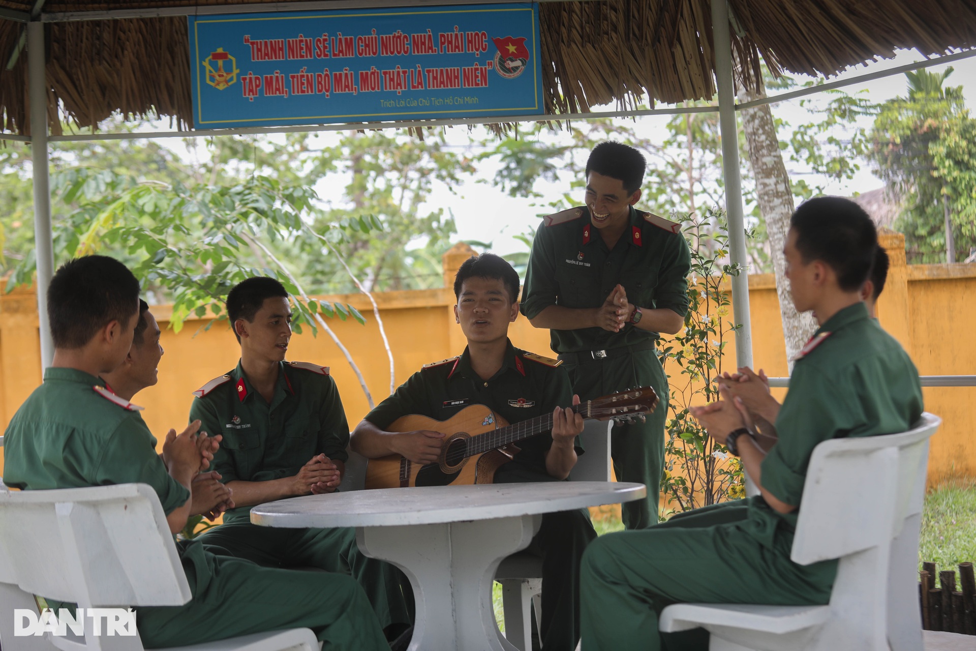 Hai anh em sinh đôi cùng tuyên thệ chiến sĩ mới dưới Quân kỳ Quyết thắng - 11 Hai anh em sinh đôi cùng tuyên thệ chiến sĩ mới dưới Quân kỳ Quyết thắng - 11