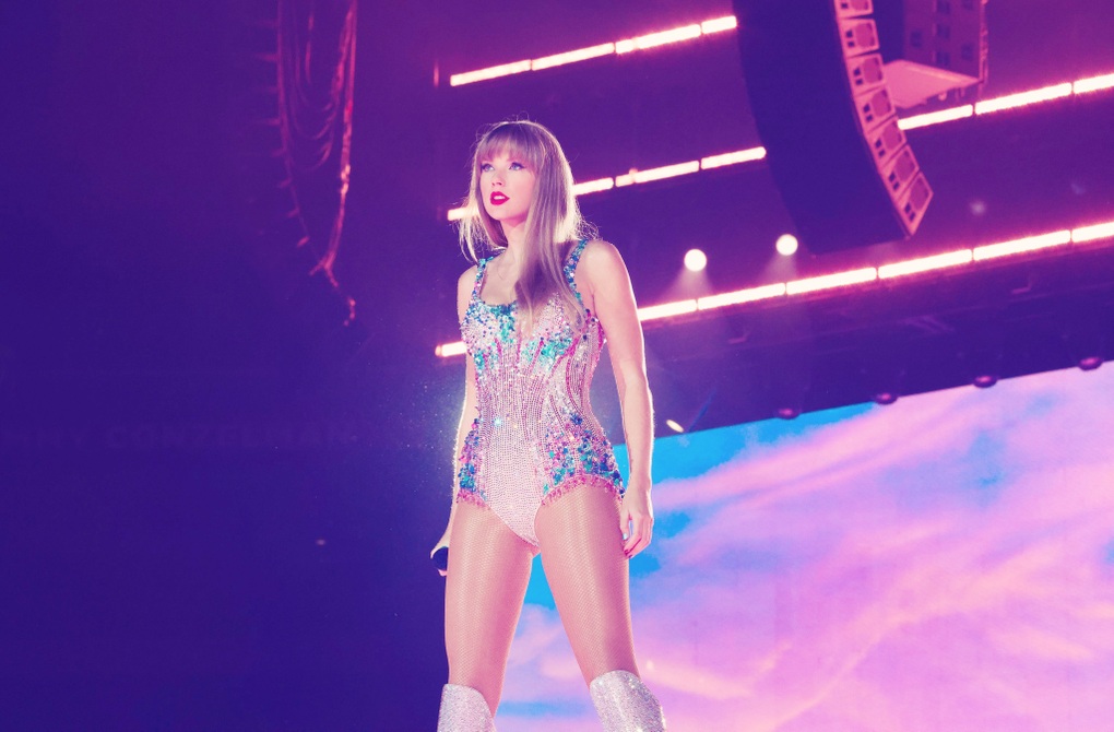 Biểu diễn ở Singapore, Taylor Swift chọn diện đồ của các nhà mốt danh tiếng - 4 Biểu diễn ở Singapore, Taylor Swift chọn diện đồ của các nhà mốt danh tiếng - 4