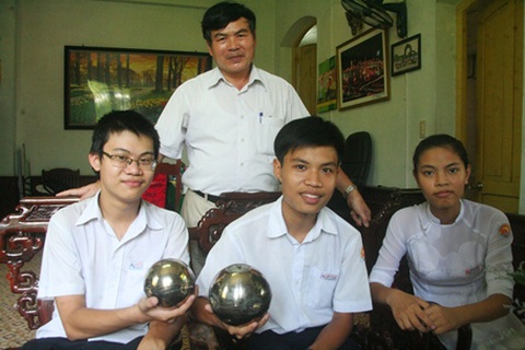 Quả cầu dập tắt lửa của học sinh Quốc học Huế