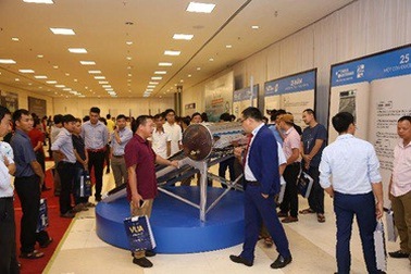 Dòng người chen chân chứng kiến “Vua Bồn nước”